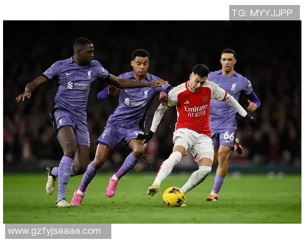 英超精彩对决AC米兰惊险逆转阿森纳四比三十大进球引爆全场热情